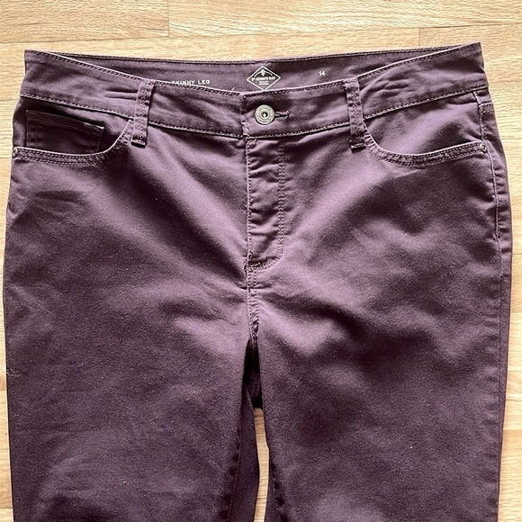 🌟HP🌟St. John’s Bay Mid Rise Secretly Slender Skinny Fit Jeans - Picture 4 of 9